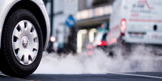 Ein Diesel-Auspuff stößt sichtbar Abgase aus Ein Diesel-Auspuff stößt sichtbar Abgase aus
