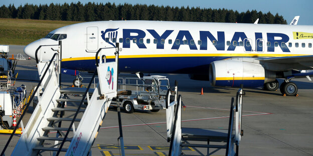 Ein Ryan-Air-Flugzeug auf einer Flughafen-Rollbahn Ein Ryan-Air-Flugzeug auf einer Flughafen-Rollbahn