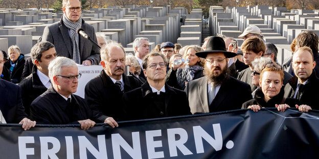 Politiker stehen vor dem Holocaustmahnmal in Berlin Politiker stehen vor dem Holocaustmahnmal in Berlin