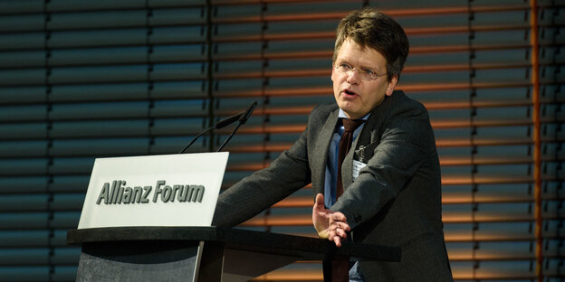 Der Professor Christoph Möllers auf dem Podium während eines Vortrags Der Professor Christoph Möllers auf dem Podium während eines Vortrags