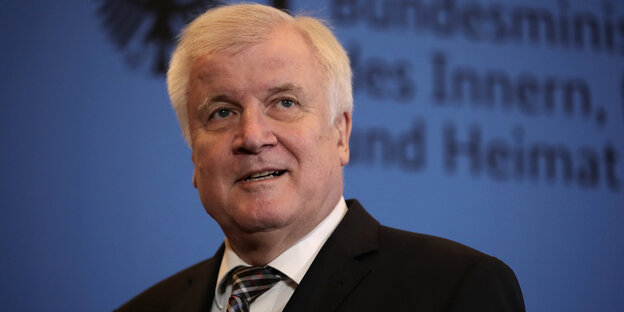 Horst Seehofer, ein alter Mann mit grau-weißen Haaren Horst Seehofer, ein alter Mann mit grau-weißen Haaren