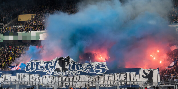 Hertha-Fans mit Pyros und Transparenten Hertha-Fans mit Pyros und Transparenten