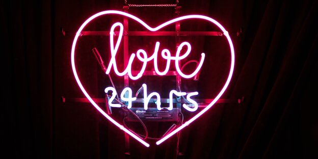 Herzförmige Neonlichtröhre mit englischer Aufschrift 24 Stunden Liebe Herzförmige Neonlichtröhre mit englischer Aufschrift 24 Stunden Liebe