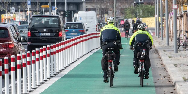 eine Fahrrad-Streife der Polizei fährt auf den ersten mit Pollern geschützten Radweg an der Holzmarktstraße eine Fahrrad-Streife der Polizei fährt auf den ersten mit Pollern geschützten Radweg an der Holzmarktstraße