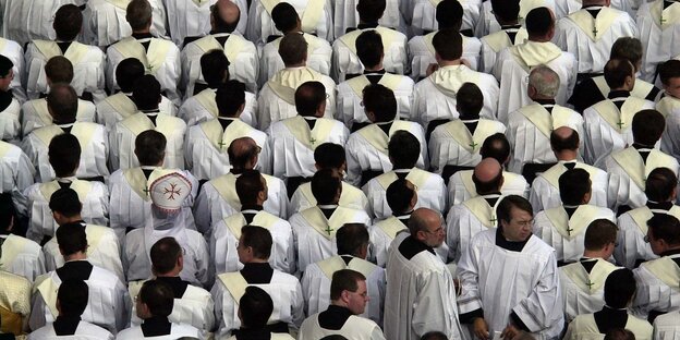 Sehr viele Priester in weißen Gewändern Sehr viele Priester in weißen Gewändern