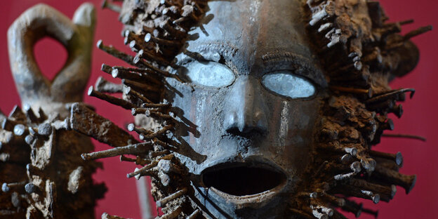 Eine Minkisi-Skulptur im Grassi Museum für Völkerkunde in Leipzig (Sachsen)