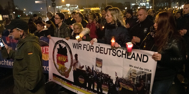 Teilnehmer der "Wir für Deutschland"-Demo Teilnehmer der "Wir für Deutschland"-Demo