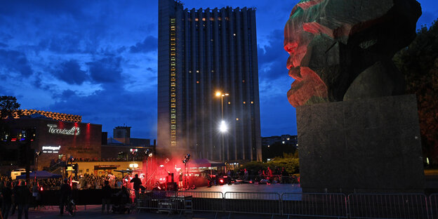 Marx-Büste und Konzertbühne in Chemnitz