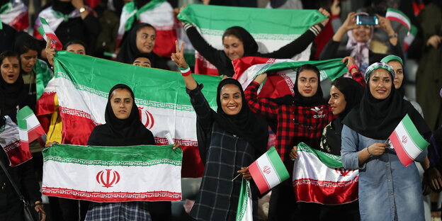 Frauen mit Iran-Fahnen Frauen mit Iran-Fahnen