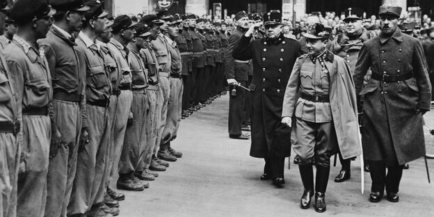 Engelbert Dollfuß schreitet eine Parade ab Engelbert Dollfuß schreitet eine Parade ab
