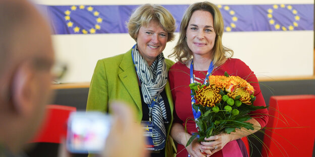 CDU-Landeschefin Grütters und Hildegard Bentele stehen vor einer Wand mit EU-Fahnen