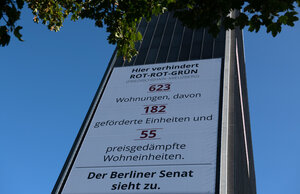 Protestbanner an dem Hochhaus Protestbanner an dem Hochhaus