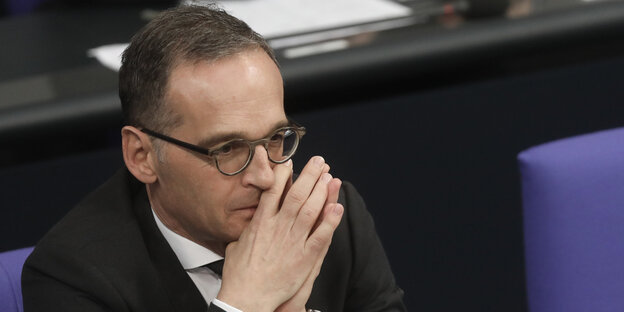 Heiko Maas hält sich zwei Hände vor den Mund Heiko Maas hält sich zwei Hände vor den Mund