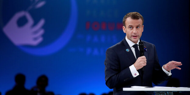 Macron mit einem Mikrofon in der Hand Macron mit einem Mikrofon in der Hand