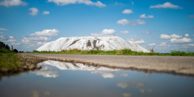 Ein weißer Berg ragt hinter einem Fluss auf. Ein weißer Berg ragt hinter einem Fluss auf.