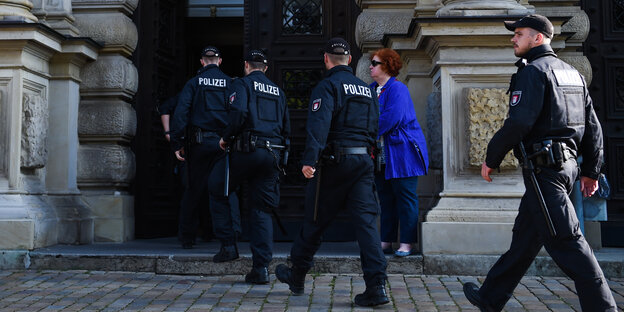 Polizisten auf dem Weg in das Strafjustizgebäude in Hamburg. Polizisten auf dem Weg in das Strafjustizgebäude in Hamburg.