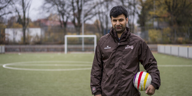 Serdal Celebi steht auf einem Fußballplatz. Serdal Celebi steht auf einem Fußballplatz.