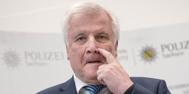 Horst Seehofer kratzt sich an der Nase Horst Seehofer kratzt sich an der Nase