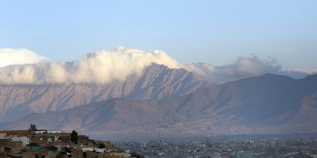 Von oben ist die Stadt Kabul zu sehen, im Hintergrund befindet sich ein Gebirge Von oben ist die Stadt Kabul zu sehen, im Hintergrund befindet sich ein Gebirge