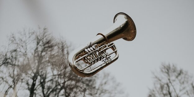 Eine Tuba in der Luft Eine Tuba in der Luft