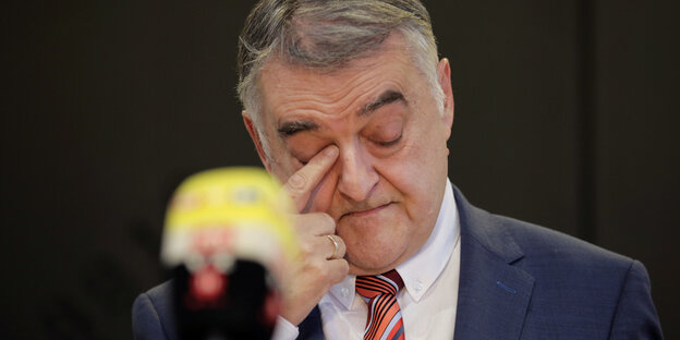 Herbert Reul steht vor Mikrofonen Herbert Reul steht vor Mikrofonen
