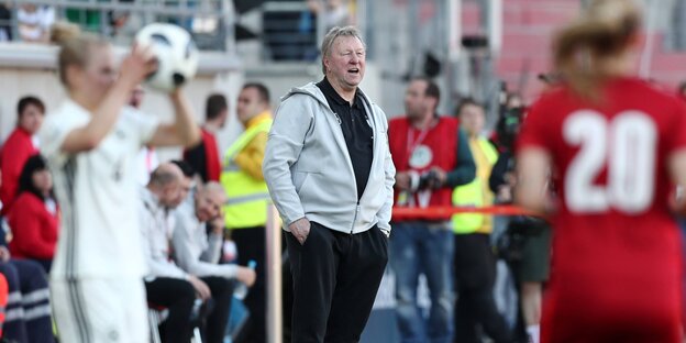 Horst Hrubesch am Spielfeldrand