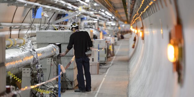 Techniker in einem Tunnel für den Teilchenbeschleuniger Cern Techniker in einem Tunnel für den Teilchenbeschleuniger Cern