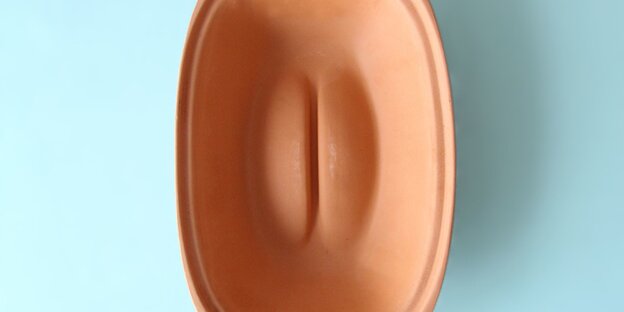 Eine Brotdose in Form einer Vulva ohne Klitoris Eine Brotdose in Form einer Vulva ohne Klitoris