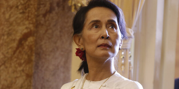 Aung San Suu Kyi schaut nach oben Aung San Suu Kyi schaut nach oben