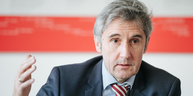 Frank Richter spricht und gestikuliert Frank Richter spricht und gestikuliert