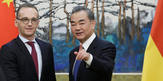 Heiko Maas und sein Kollege Wang Yi stehen nebeneinander Heiko Maas und sein Kollege Wang Yi stehen nebeneinander