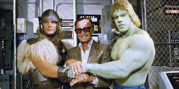 Stan Lee steht zwischen "Hulk" und "Thor" Stan Lee steht zwischen "Hulk" und "Thor"
