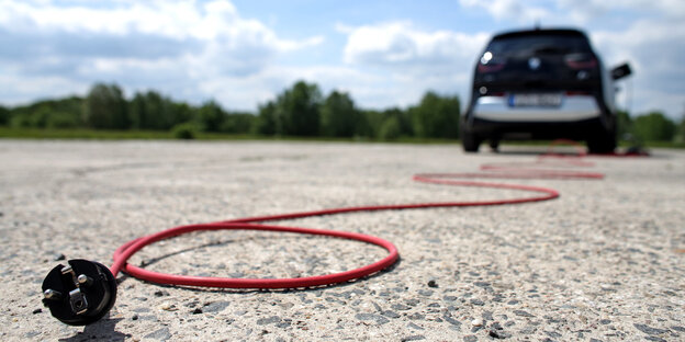 E-Auto und Stromkabel E-Auto und Stromkabel