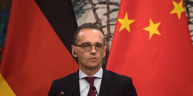 Außenminister Maas vor chinesischer und deutscher Fahne Außenminister Maas vor chinesischer und deutscher Fahne
