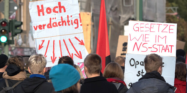 Menschen mit Plakaten