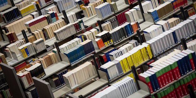 bunte Bücherreihen in einer Uni-Bibliothek