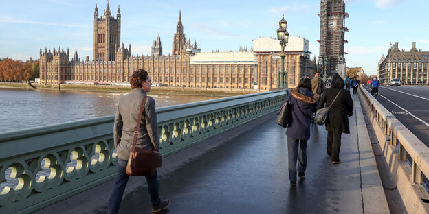 Menschen gehen über die Westminster Bridge in London, der Himmel ist weit und blau Menschen gehen über die Westminster Bridge in London, der Himmel ist weit und blau