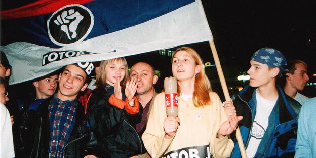 Studenten tragen eine Flagge in den Farben Serbiens, darauf ist eine geballte Faust und der Schriftzug der Bewegung "Otpor" zu sehen Studenten tragen eine Flagge in den Farben Serbiens, darauf ist eine geballte Faust und der Schriftzug der Bewegung "Otpor" zu sehen