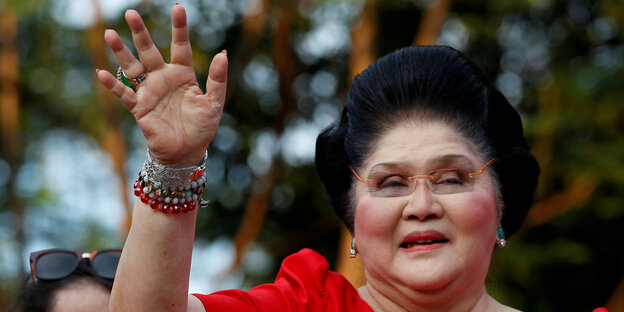 Imelda Marcos winkt Imelda Marcos winkt