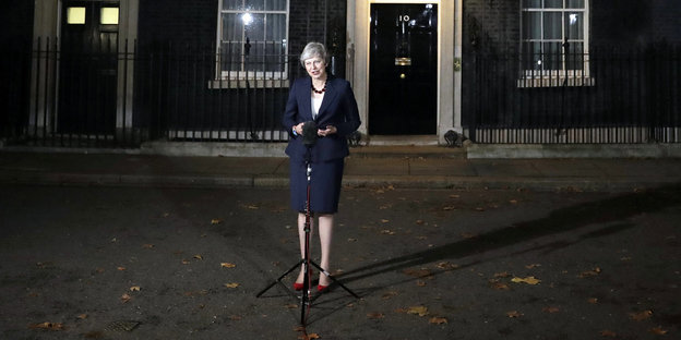 Theresa May spricht vor 10 Downing Street
