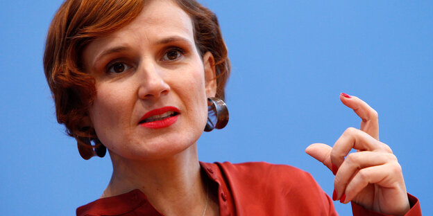 Katja Kipping spricht und gestikuliert dabei mit einer Hand Katja Kipping spricht und gestikuliert dabei mit einer Hand