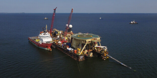 Schiff und Plattform Schiff und Plattform