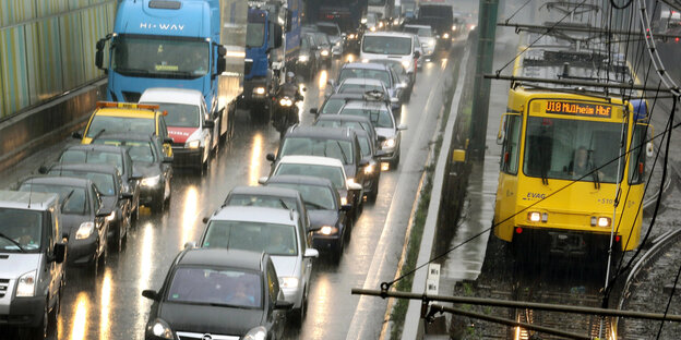 Viele Fahrzeuge auf einer Autobahn Viele Fahrzeuge auf einer Autobahn