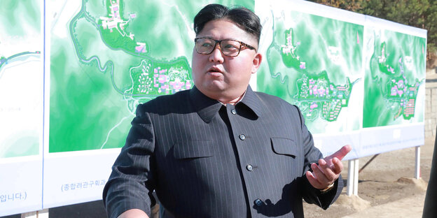 Der Nordkoreanische Machthaber Kim Jong Un vor einer Plakatwand. Der Nordkoreanische Machthaber Kim Jong Un vor einer Plakatwand.