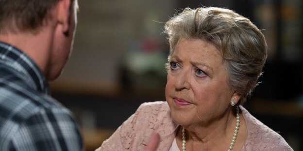 Mutter Beimer zieht die Augenbrauen zusammen Mutter Beimer zieht die Augenbrauen zusammen