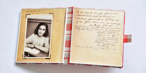 Eine Nachbildung des Tagebuchs von Anne Frank mit Brailleschrift. Eine Nachbildung des Tagebuchs von Anne Frank mit Brailleschrift.