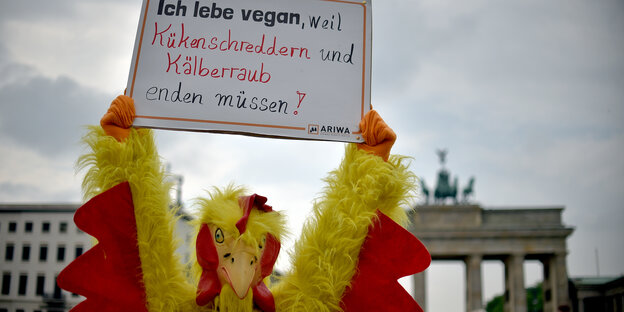 Ein Demonstrant hält am 13.05.2017 in Berlin bei einer Vegan-Demonstration vor dem Brandenburger Tor ein Schild mit der Aufschrift " Ich lebe vegan weil Kükenschreddern und Kälberraub enden müssen!" Ein Demonstrant hält am 13.05.2017 in Berlin bei einer Vegan-Demonstration vor dem Brandenburger Tor ein Schild mit der Aufschrift " Ich lebe vegan weil Kükenschreddern und Kälberraub enden müssen!"
