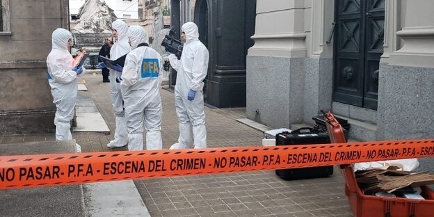 15.11.2018, Argentinien, Buenos Aires: Spezialeinheiten der argentinischen Polizei sind auf dem Friedhof «Recoleta» im Einsatz. 15.11.2018, Argentinien, Buenos Aires: Spezialeinheiten der argentinischen Polizei sind auf dem Friedhof «Recoleta» im Einsatz.