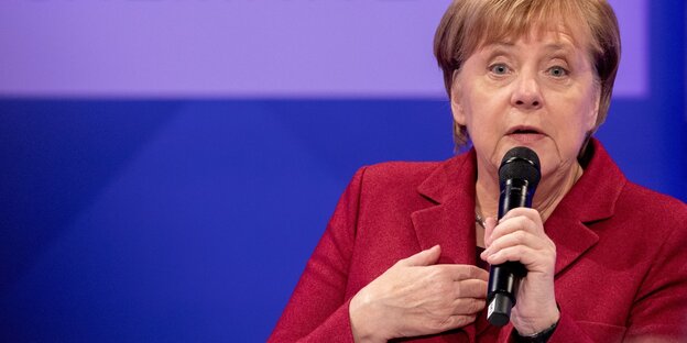 Angela Merkel am Mikro Angela Merkel am Mikro