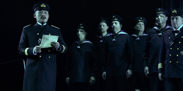 Männer in Matrosenuniform singen. Männer in Matrosenuniform singen.